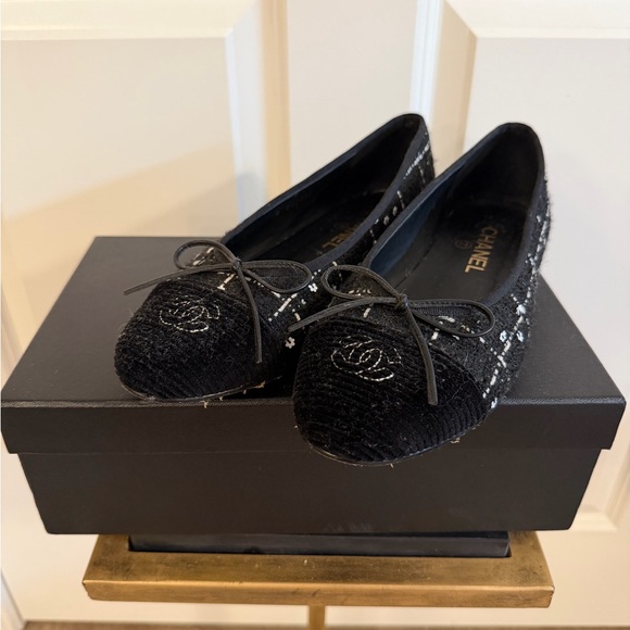 Elegant Black Women's Flats - Picture 2 of 6